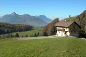Ferien-Gruppenhaus mitten in den Wiesen in der Ybrigregion 900 m ü. M. für 15 - 60 Personen (Nr. 305 - Ferienhaus Zentralschweiz)