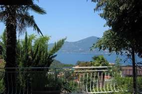 Zwei Ferienhaushälften in idyllischer Aussichtslage mit Garten ca. 15 Gehminuten vom (Lago-Maggiore) See entfernt für 1 - 12 Personen ((Nr. 113B + 113A - Ferienhaus nähe Tessin)