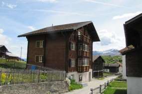 Familien-Ferienhaus mit 3 Ferienwohnungen nähe Badesee und Skigebiet bei Brigels 1300 m ü. M. / 1 - 16 Personen (056A - Ferienhaus Graubünden)