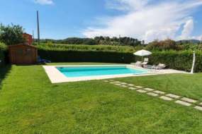 Toskana - Ferienhausteil über zwei Etagen Nr. 1051 mit eingezäuntem Garten und grossem Pool zwischen Lucca und dem Meer für 1 - 6 Personen