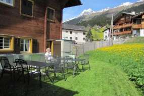 Familien-Ferienhaus mit 3 Ferienwohnungen nähe Badesee und Skigebiet bei Brigels 1300 m ü. M. / 1 - 16 Personen (056B - Ferienhaus Graubünden)