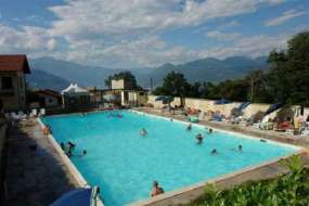 Ferienhaus mit grossem Garten und Pool im Feriendorf über Luino für 1 - 5 Personen (Nr. 114 - Ferienhaus im nahen Italien)
