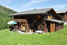 Alp-Ferienhaus mit viel Komfort mitten in der Natur bei Davos 1650 m ü. M. für 1 - 6 Personen (Nr. 031 - Alphaus Graubünden)