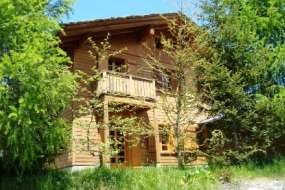 Ferienhaus in idyllischer Lage mit viel Komfort und Badesee in der Region - im Winter steht das Haus beim Skigebiet Obersaxen/Val Lumnezia - Haus für 1 - 6 (8) Personen (Nr. 051 - Ferienhaus Graubünden)