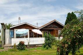 Ferienhaus im Jura mitten im Grünen mit Schwedenofen und Kinderschaukel 550 m ü. M. für 1 - 4 Personen (Nr. 226 - Ferienhaus im Jura)