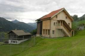 Neues Ferienhaus für Naturliebhaber im Safeinetal 1650 m ü. M. für 1 - 16 Personen (Nr. 061 - Ferienhaus Graubünden)