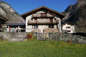 Ferien-Gruppenhaus nördlich von Bellinzona in idyllischer Lage - das Haus steht zwei Gehminuten ab schöner Flussbadestelle für 1 - 30 Personen (Nr. 077 - Ferienhaus Tessin)