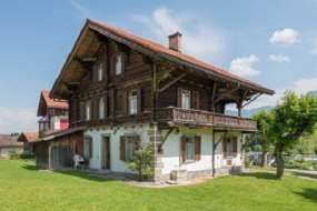 Grosses Ferienhaus über Laax in schöner Lage und nähe Skipisten 1250 m ü. für 1 - 16 Personen (Nr. 043 - Ferienhaus Graubünden)